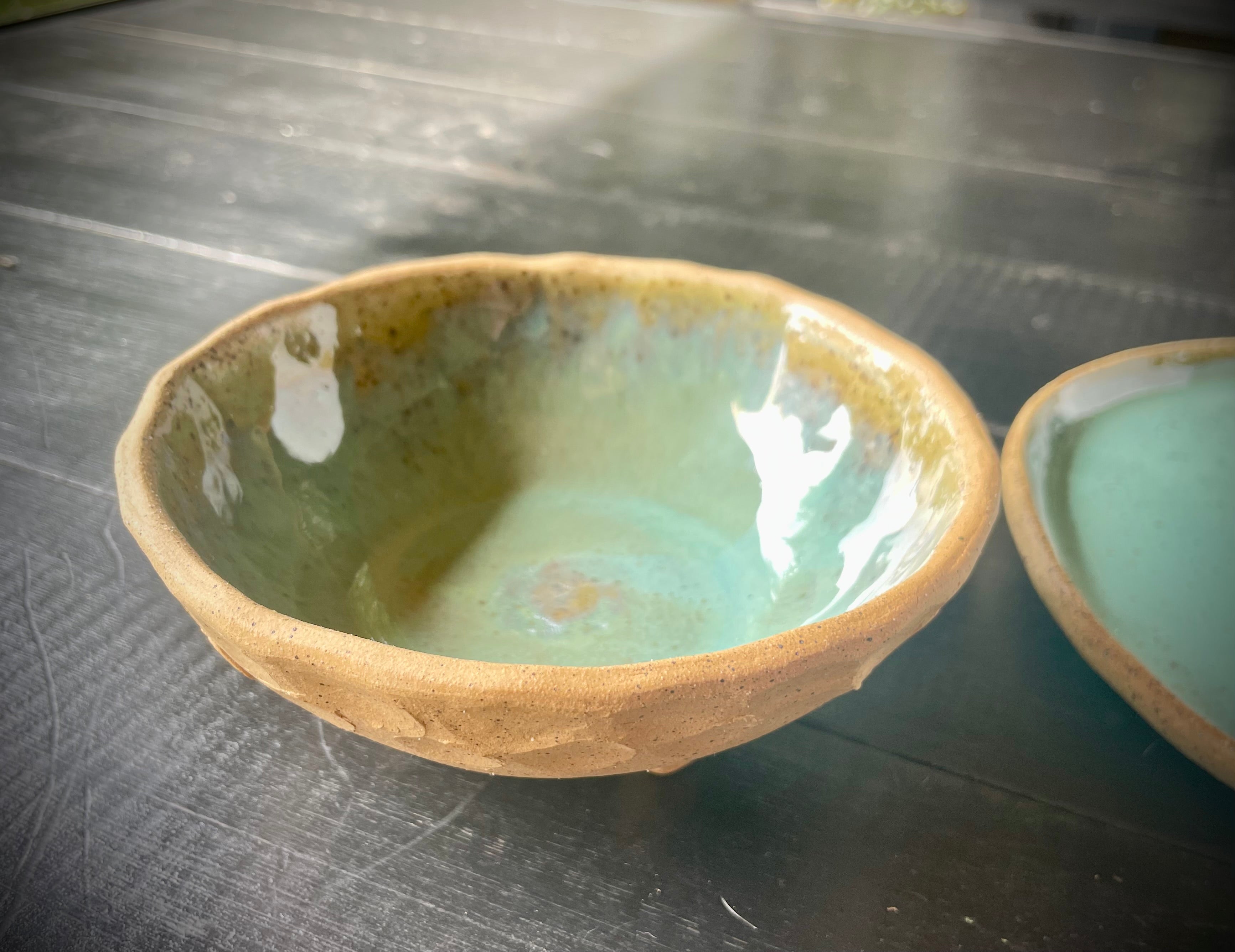 Plato gres turquesa con patas