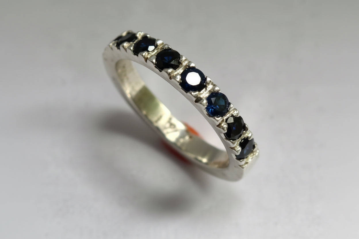 Anillo Zafiros Engastados en Grano.